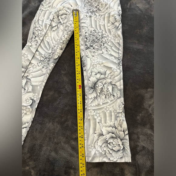 Lululemon cropped leggings, lightly used, size 4 - Picture 3 of 5